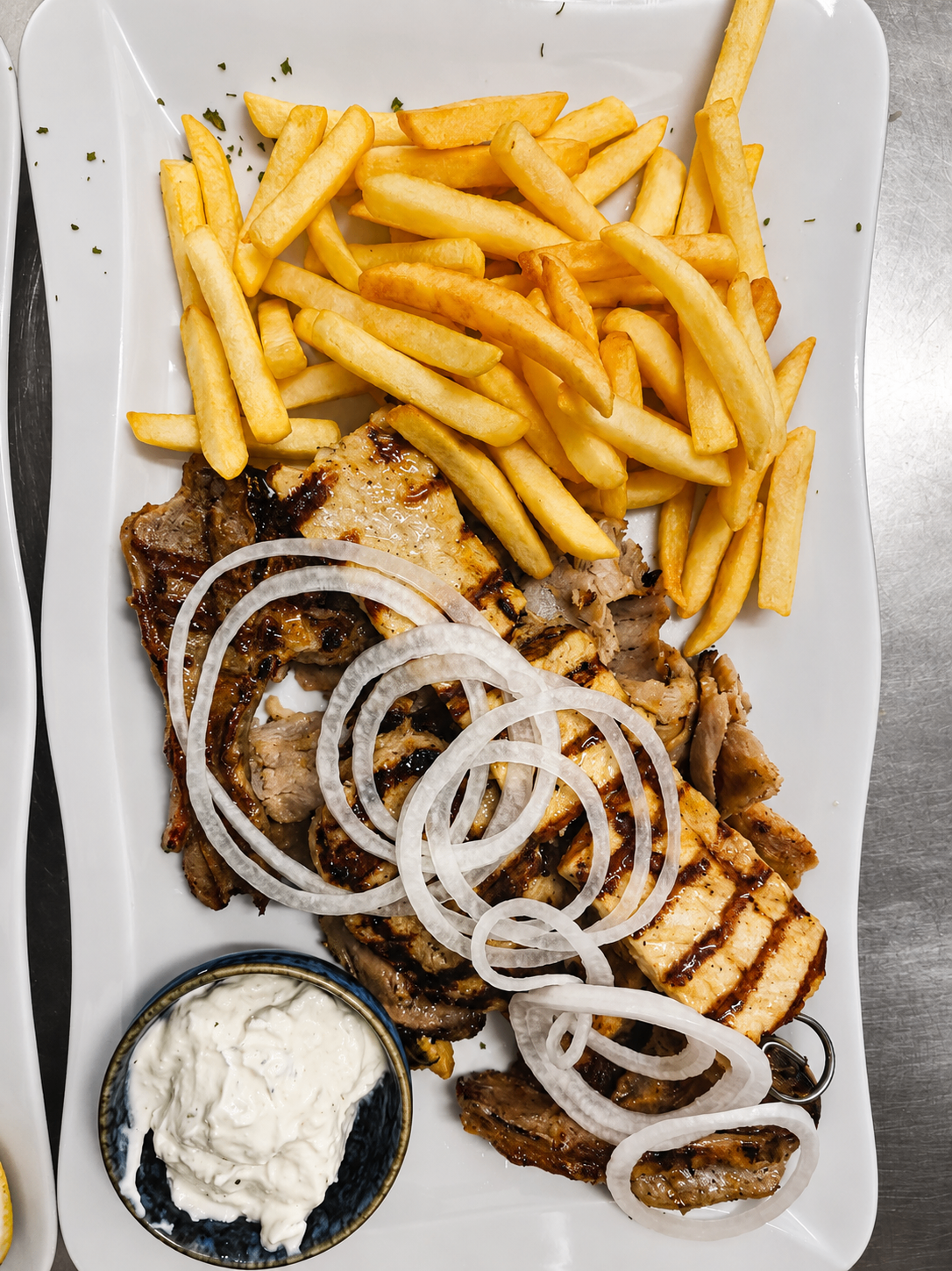 Kreta-Teller mit Gyros, Bifteki, Souvlaki und Lammkoteletts im Restaurant Syrtaki.