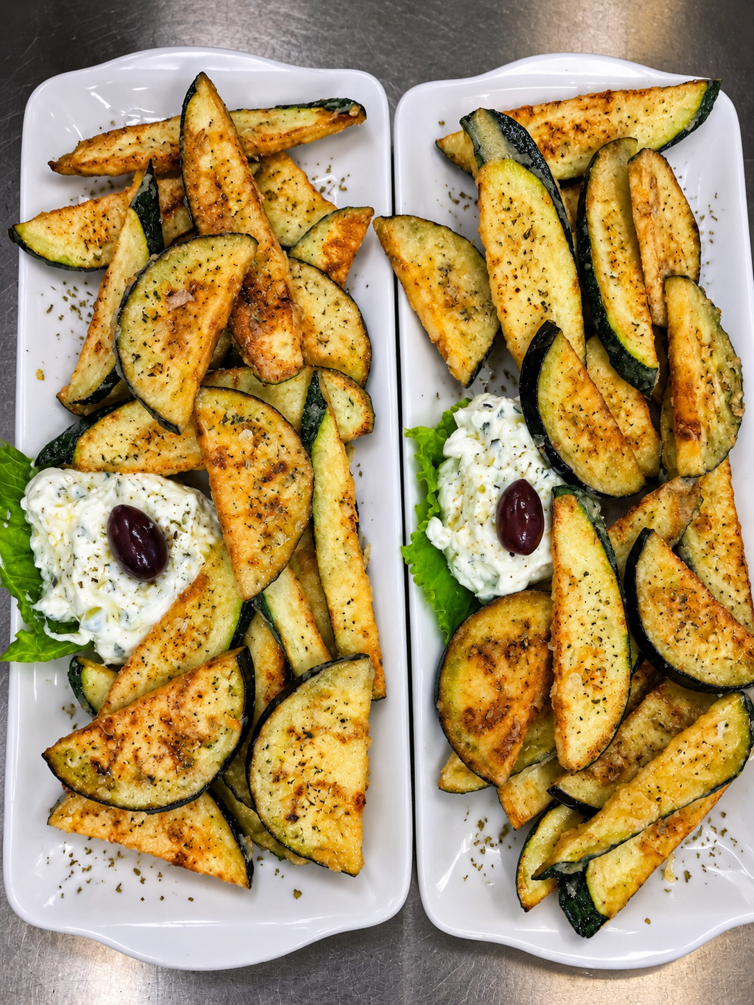 Gebratene Zucchini und Auberginen mit Tzatziki und Oliven.
