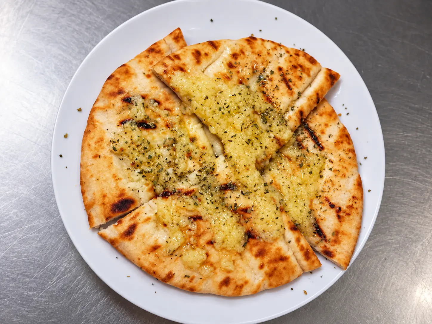 Pita – Fladenbrot mit Knoblauch und Kräutern.