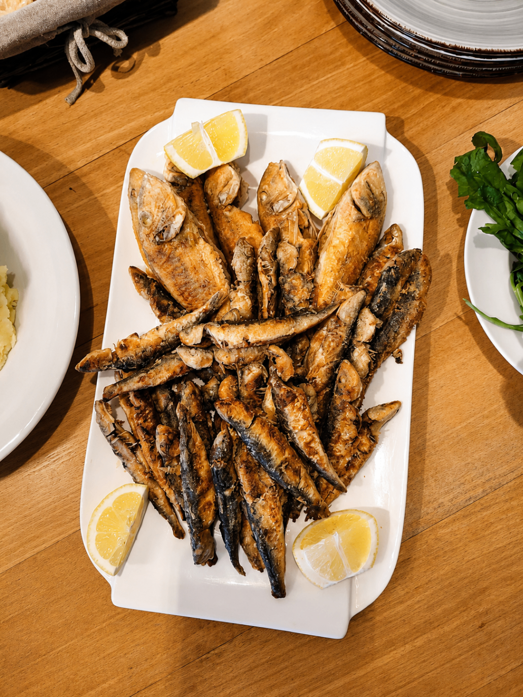 Frisch zubereitetes Fischgericht im Restaurant Syrtaki.