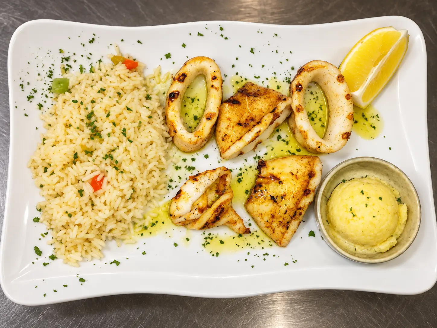 Gegrillte Kalamari mit Gemüsereis, Zitrone und Skordalia.